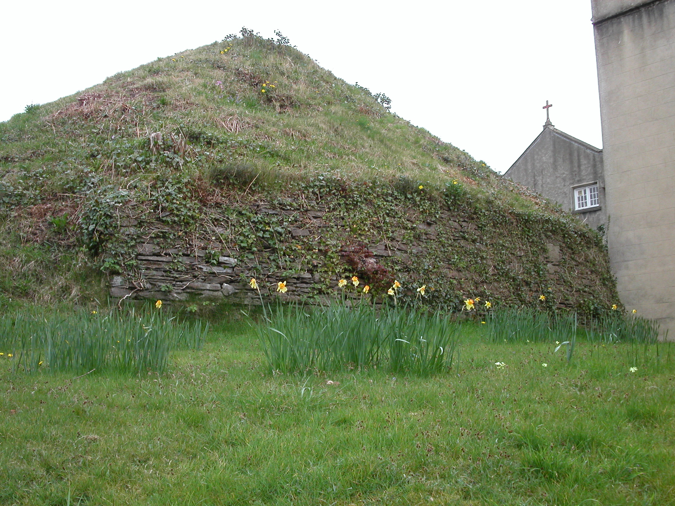 大学構内に残っている城跡である盛り土 (Castle Mount, Lampeter, Wales)